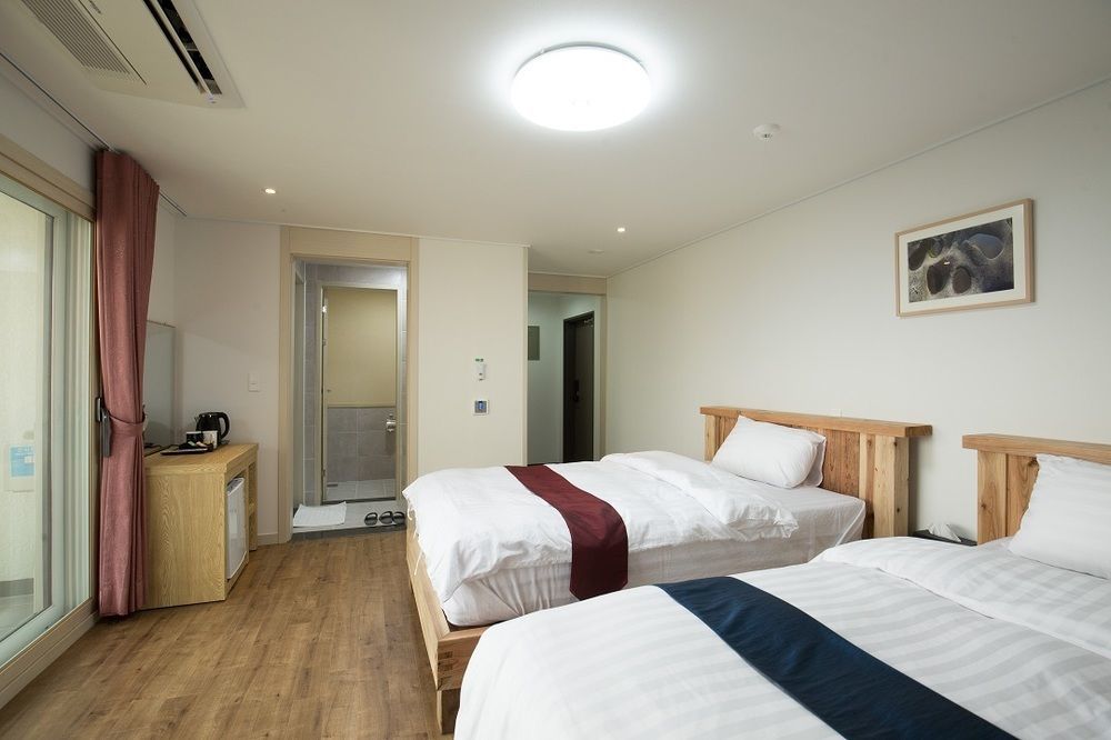 Cheonjiyeon Crystal Hotel Seogwipo Exterior photo